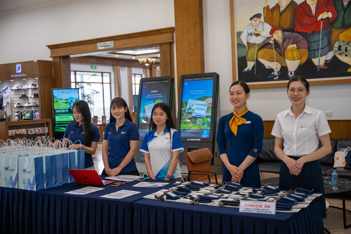 Organizing a corporate golf tournament - Check-in and welcoming golfers