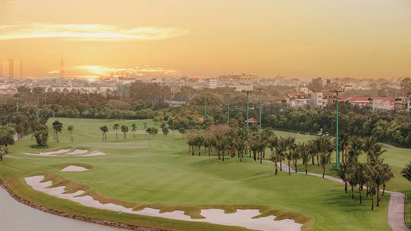 Sân golf Long Biên – 27 hố golf chuẩn PGA, hệ thống đèn đêm hiện đại nhất miền Bắc, cách trung tâm Hà Nội 10km