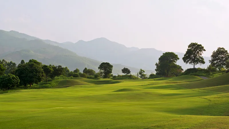Sân golf Sky Lake Chương Mỹ – địa hình đồi núi thách thức nhất gần Hà Nội, view toàn cảnh hồ Văn Sơn