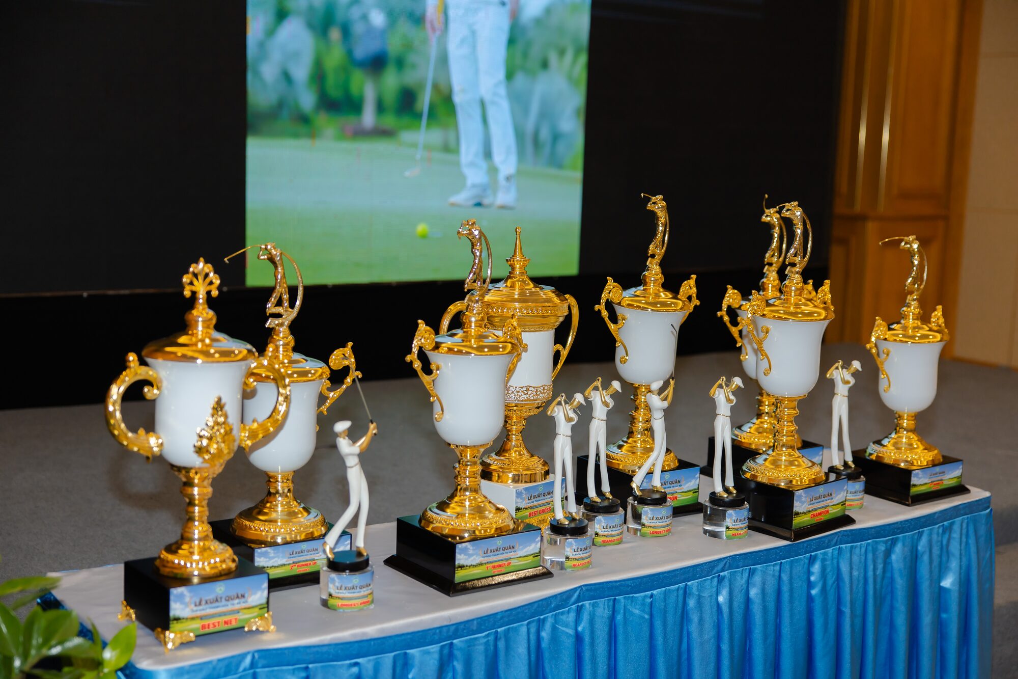 Cúp và giải thưởng tại Lễ xuất quân CLB Golf Thanh Hóa