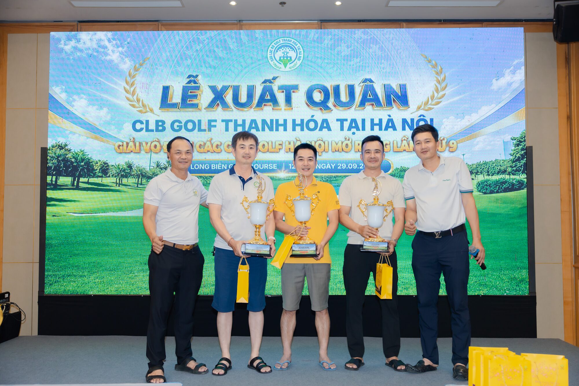 Trao giải tại Lễ xuất quân CLB Golf Thanh Hóa tại Hà Nội