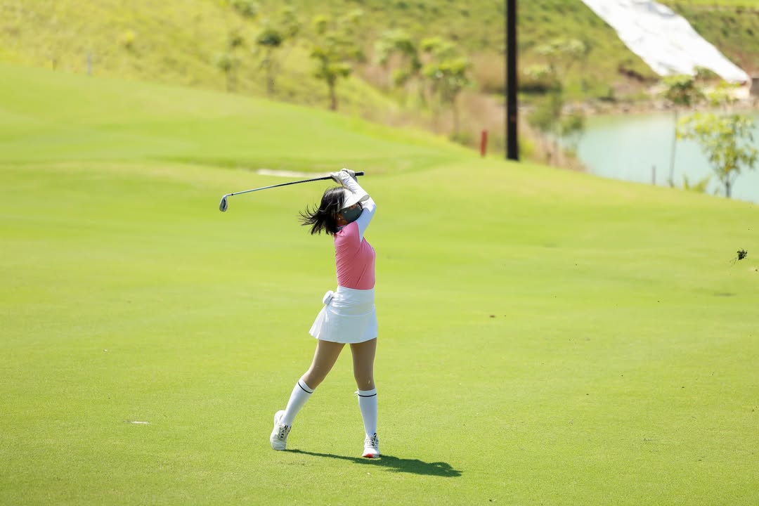 Pha kết thúc cú swing đẹp mắt trên fairway