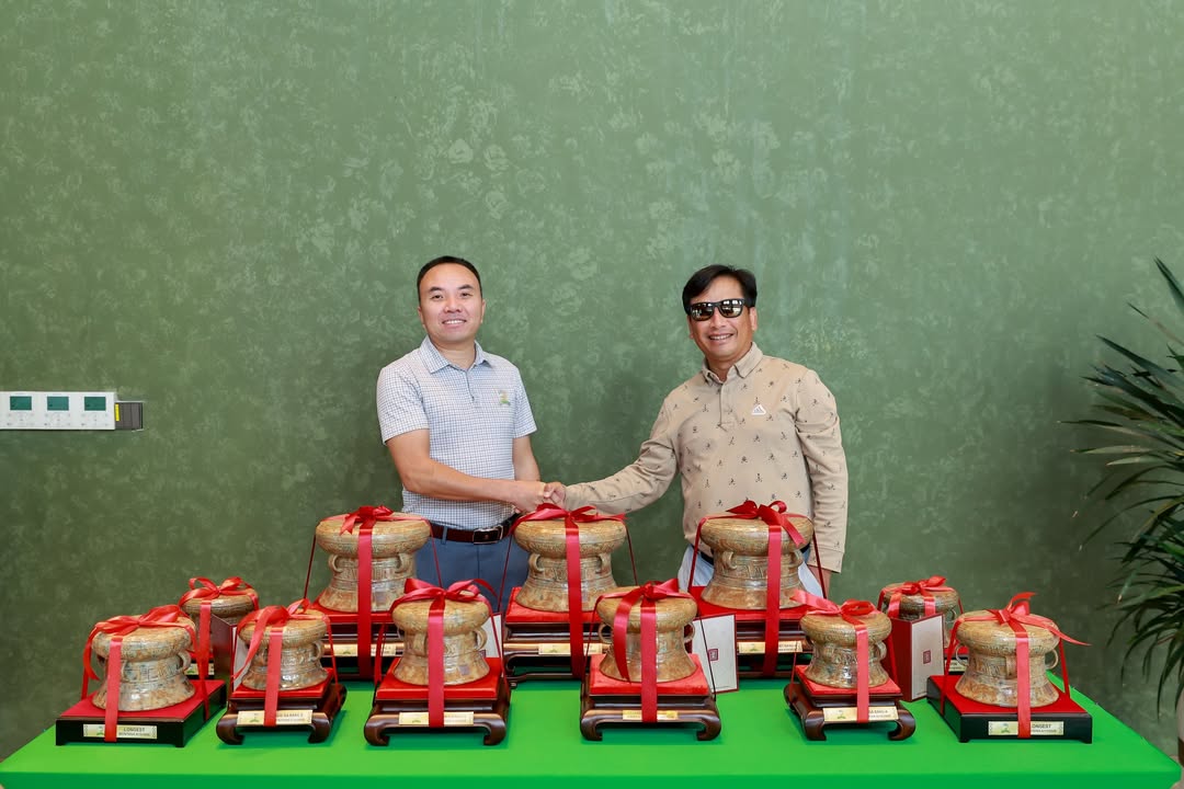 Bộ cúp Trống đồng độc đáo tại giải golf Một Cú Swing Để Nhớ