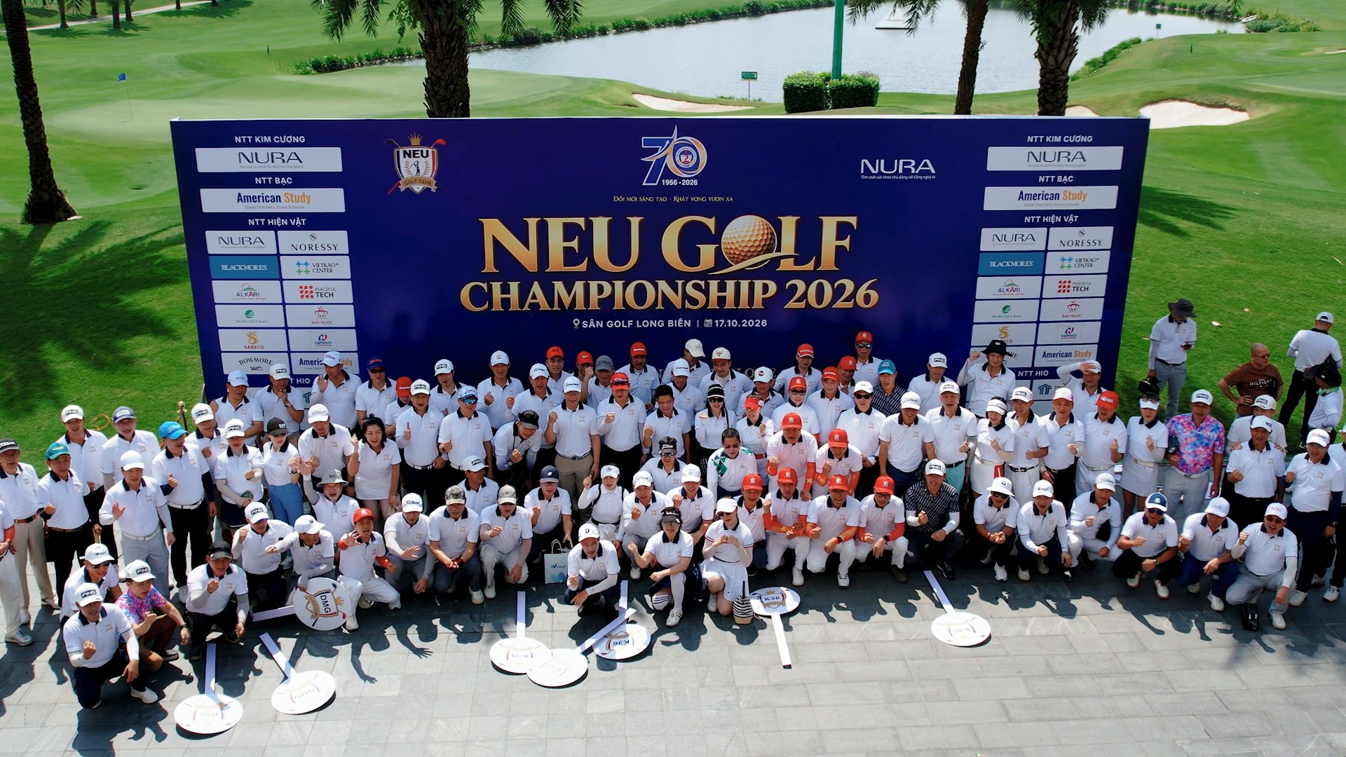 航拍视角下逾300位球手齐聚河内龙边高尔夫球场参加NEU Golf Championship 2026