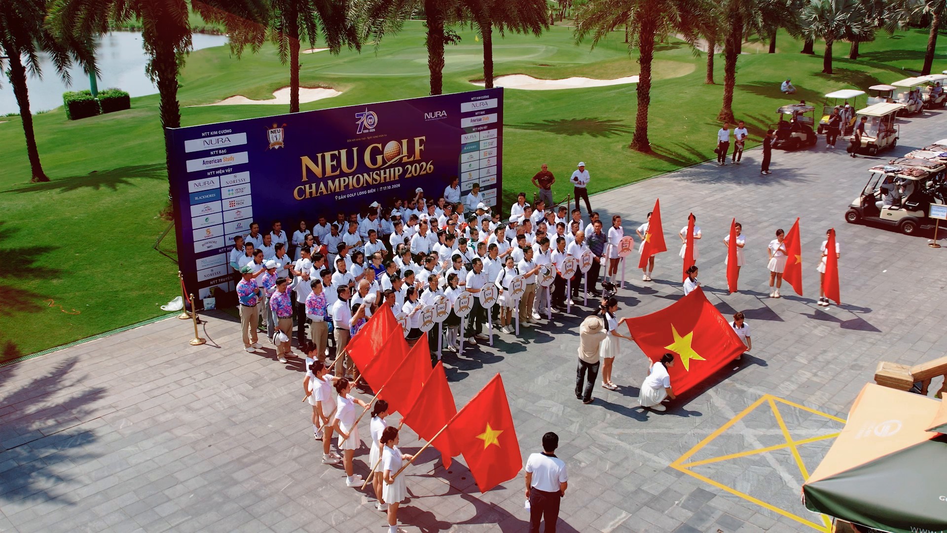 逾300位校友球手在龙边高尔夫球场参加NEU Golf Championship 2026开幕升旗仪式