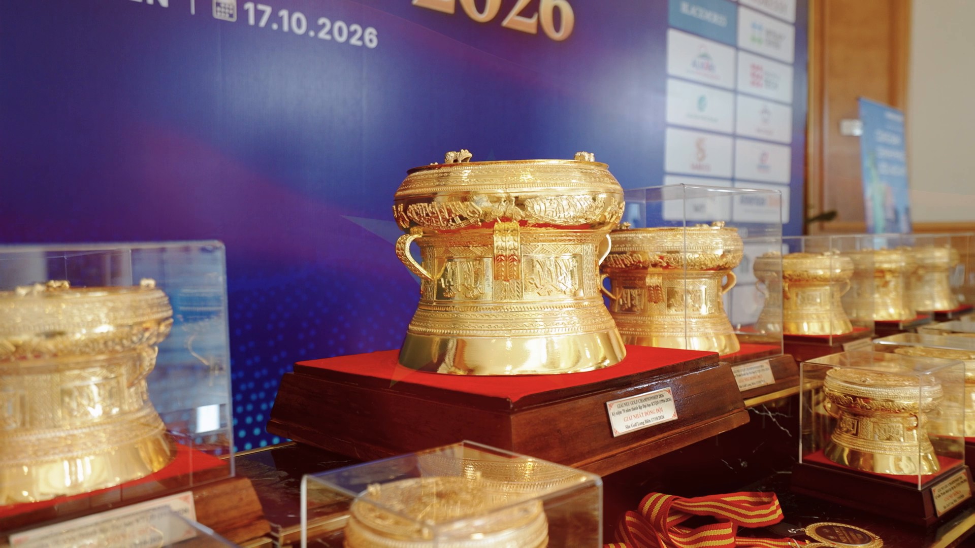 纪念越南国民经济大学建校70周年的NEU Golf Championship 2026东山铜鼓镀金奖杯