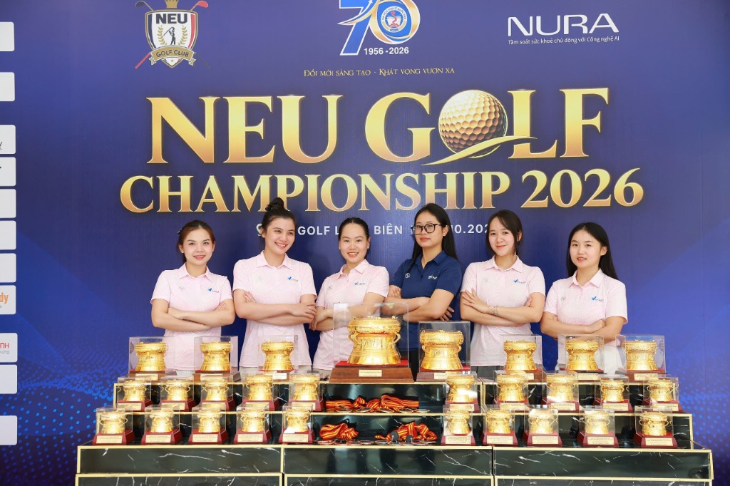 WinGolf赛事执行团队在NEU Golf Championship 2026现场与22座东山铜鼓镀金奖杯合影