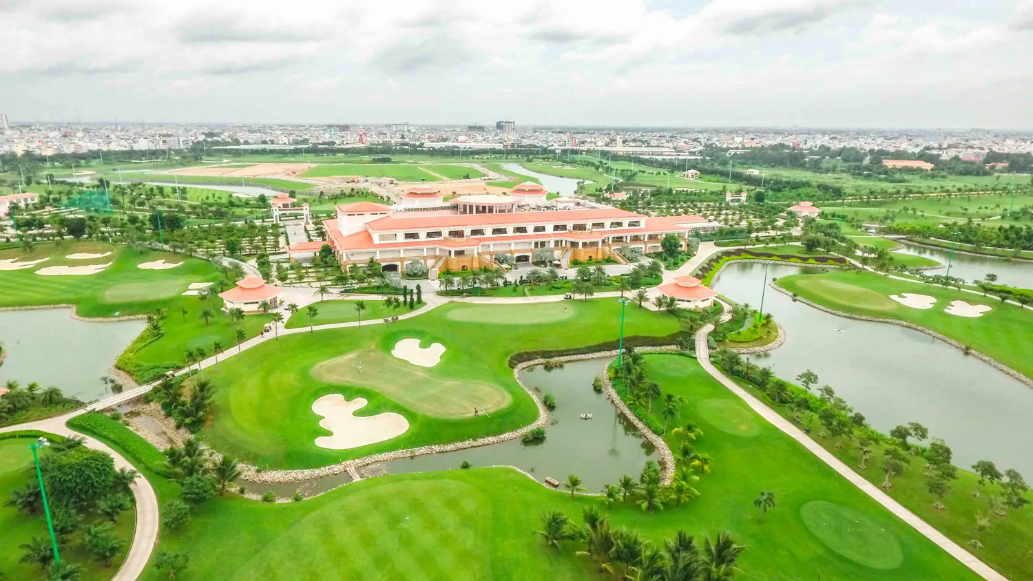 Toàn cảnh Long Biên Golf với khu sân tập và sân golf 18 hố