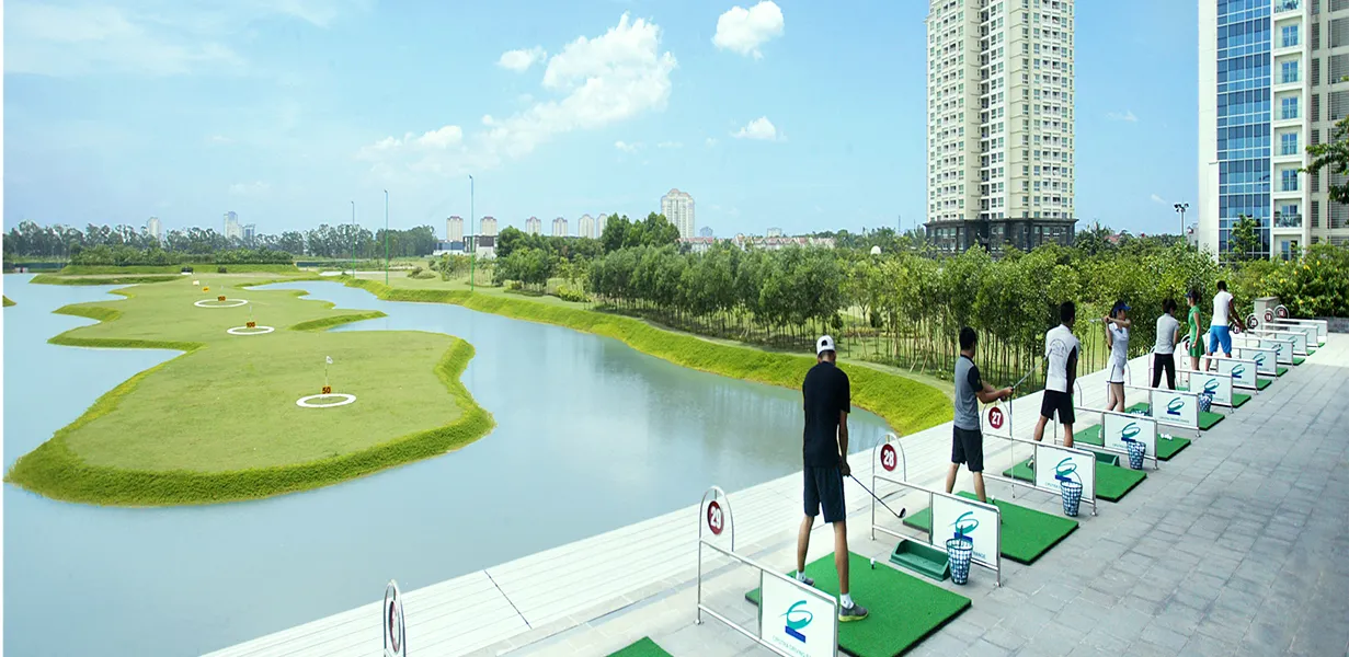 Sân tập golf Ciputra Hà Nội hướng ra mặt hồ