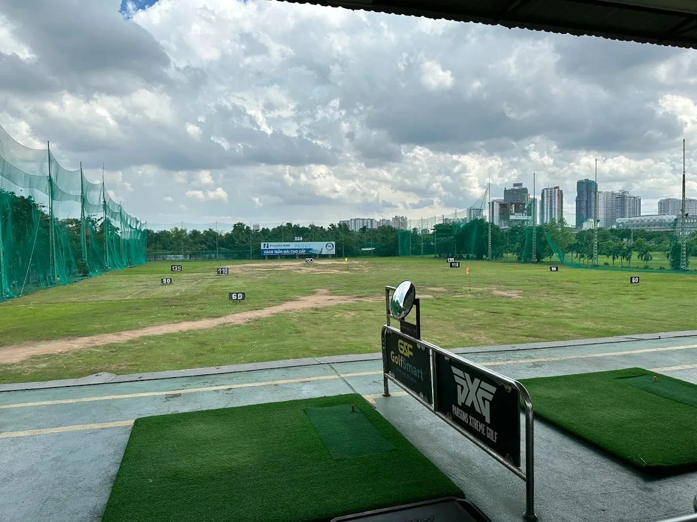 Rach Chiec Golf Driving Range Thu Duc with many hitting bays