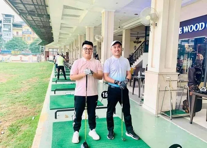 Golfer tập swing tại sân Mipec Thanh Xuân vào buổi tối