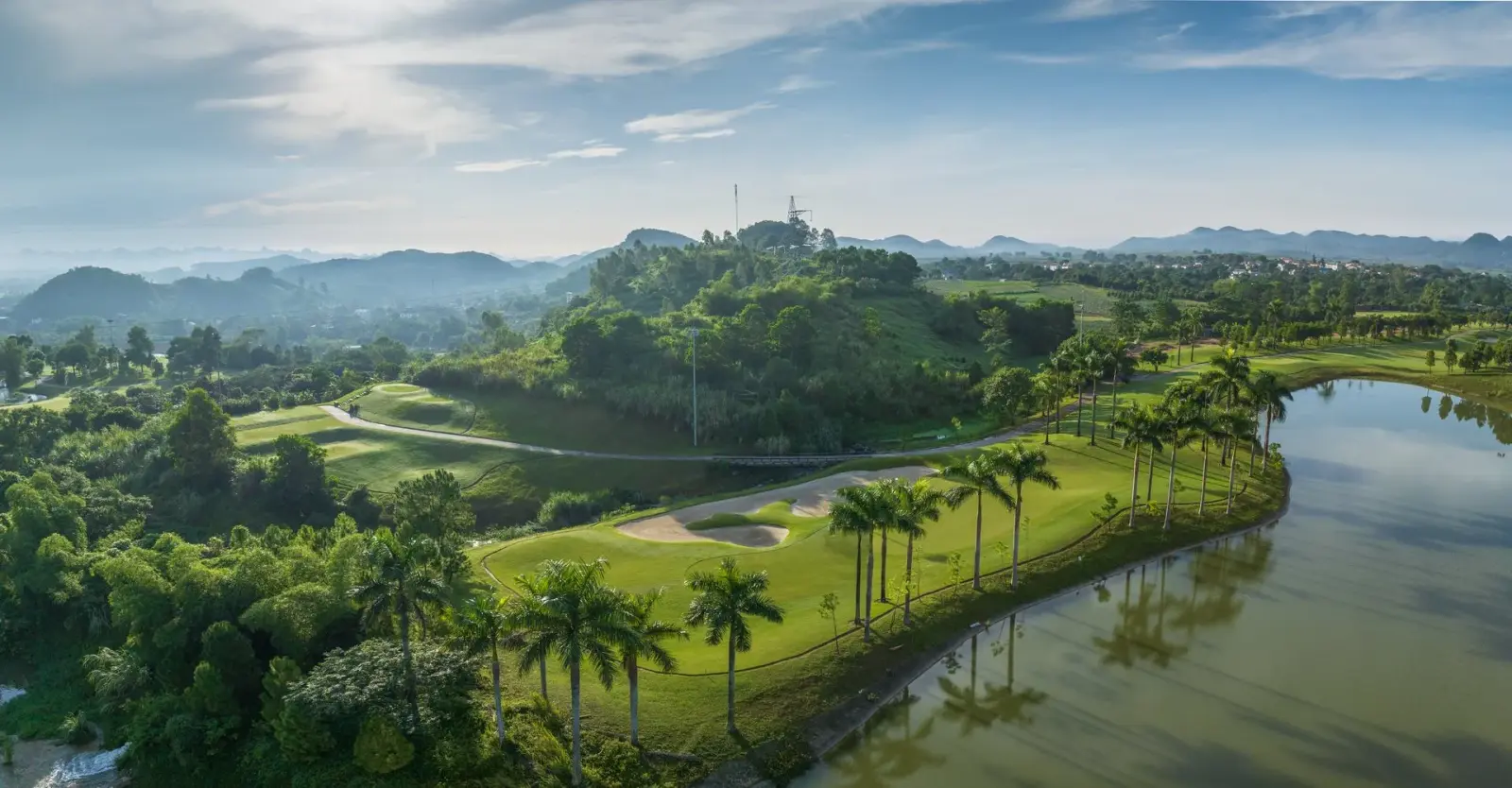 Sân golf Ninh Bình - Toàn cảnh núi đá vôi karst và hồ nước