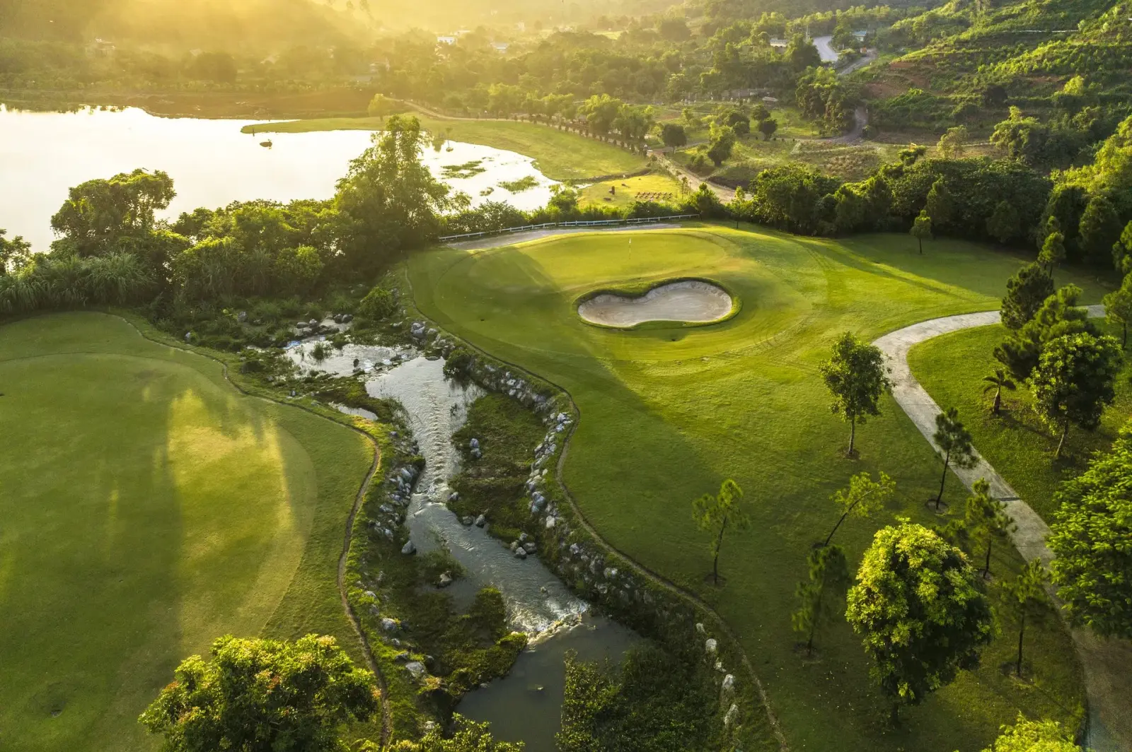 Tràng An Golf & Resort - Sân Champion giữa rừng thông và hồ Đồng Chương