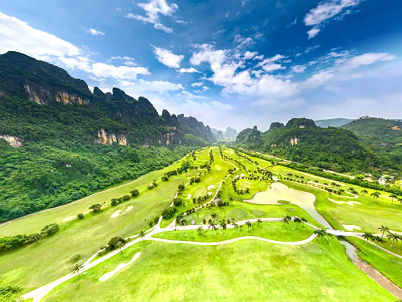 Fairway sân golf Phượng Hoàng uốn lượn giữa núi đá vôi