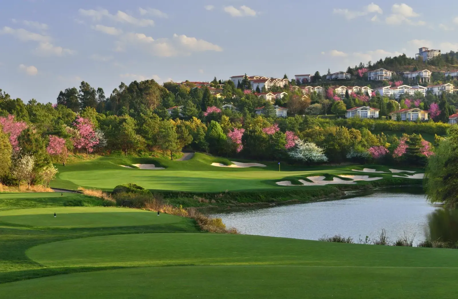 Panoramic view of the Mountain Course in Kunming