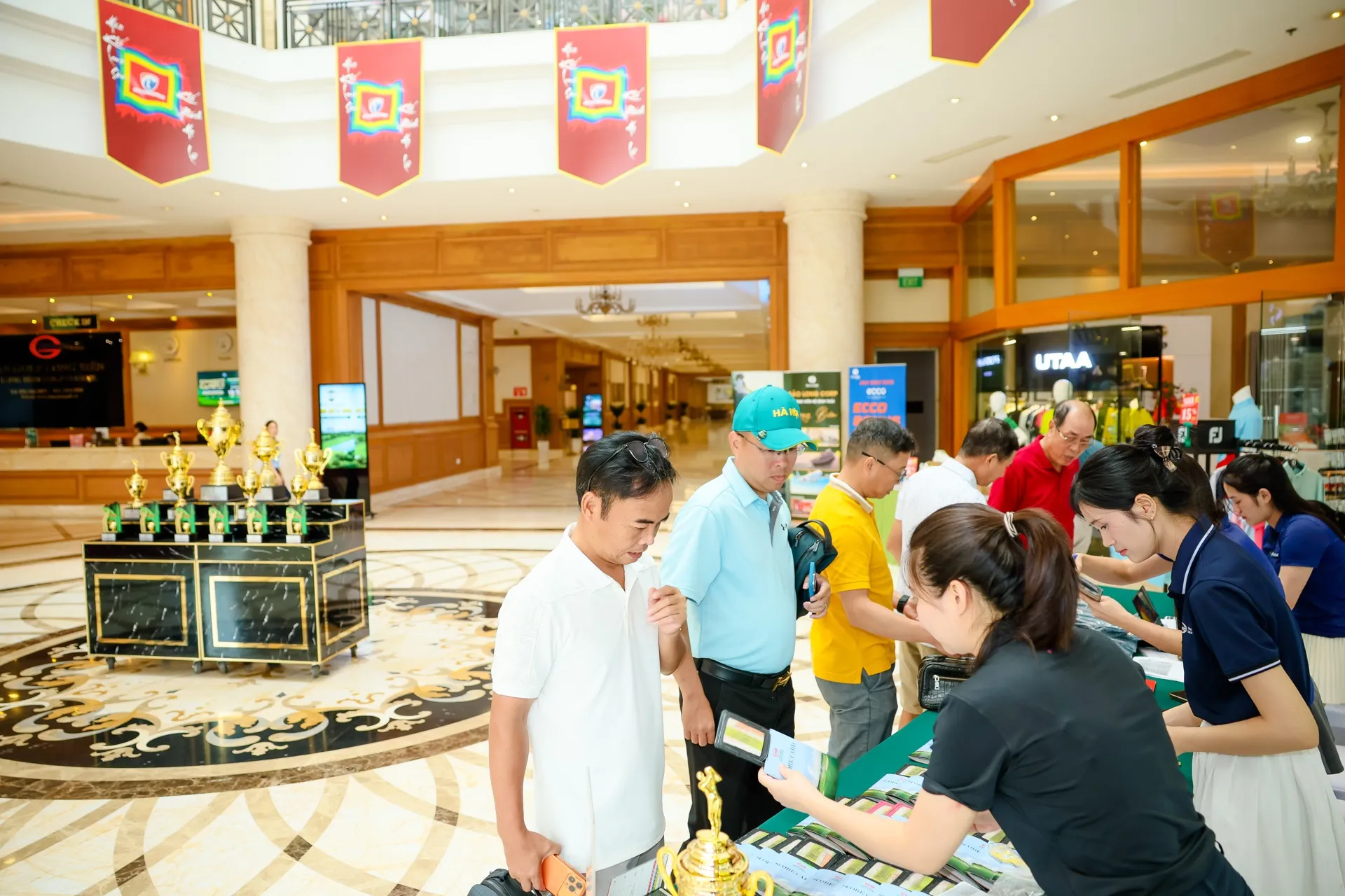 Golfer CLB Vũ Võ check-in tại sảnh clubhouse sân Long Biên