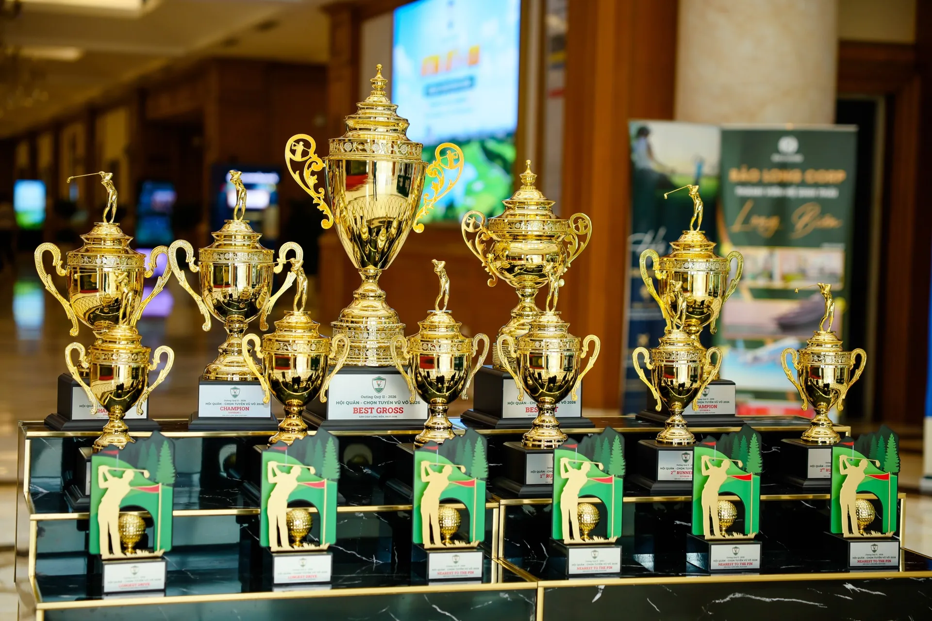 Cúp vàng trao giải Outing Quý II CLB Golf Vũ Võ Hà Nội 2026