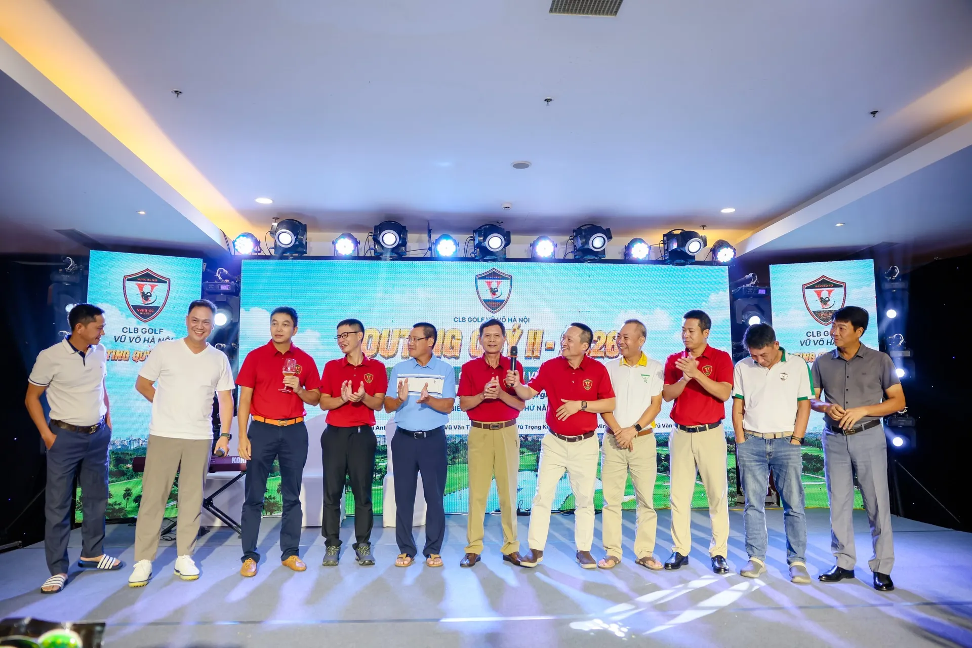 MC trao giải trên sân khấu Gala Outing Quý II CLB Golf Vũ Võ Hà Nội