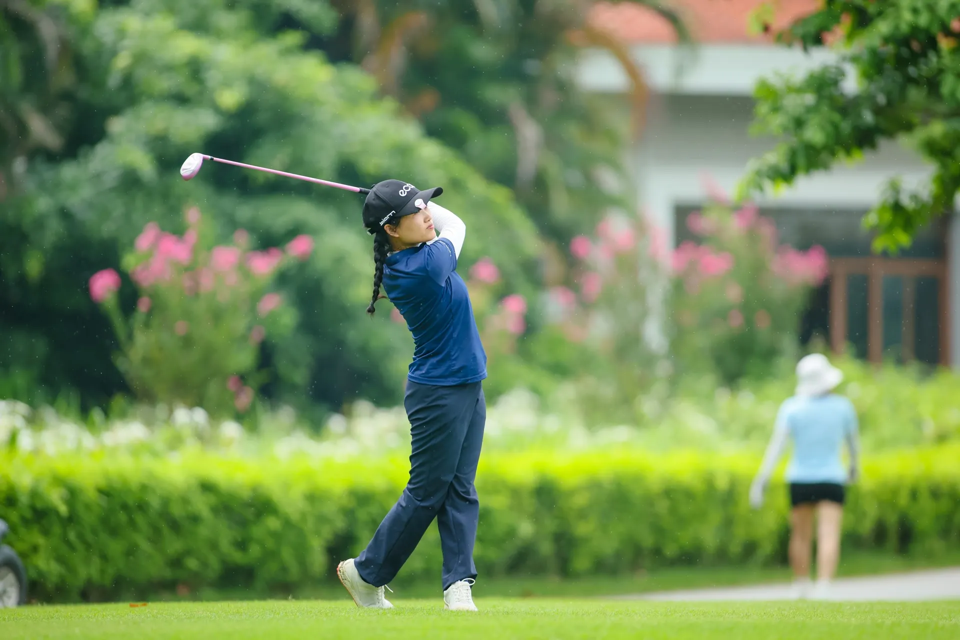 Nữ golfer CLB Vũ Võ thực hiện cú swing tại giải Outing Quý II