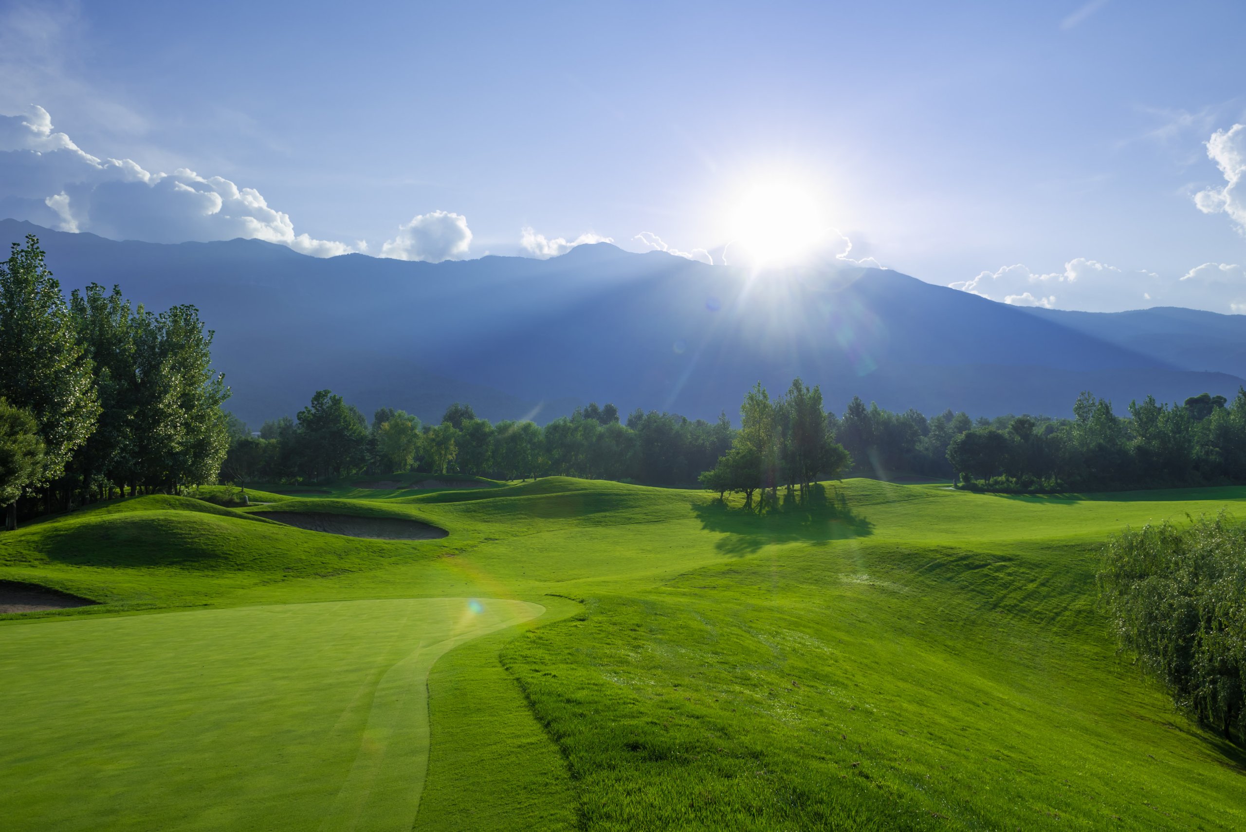 Golfing Experience at Jade Dragon Snow Mountain: Conquering the 3,100m Golf Course at the Foot of Jade Dragon Snow Mountain