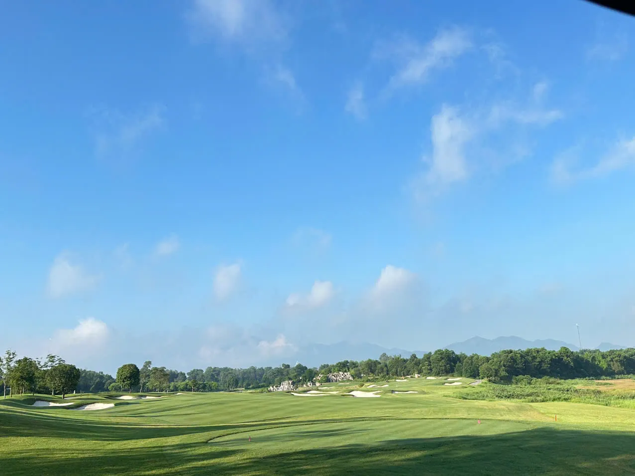 Sân golf Đồng Mô BRG Kings Island Golf Resort – ốc đảo xanh giữa hồ Đồng Mô cách trung tâm Hà Nội 45km